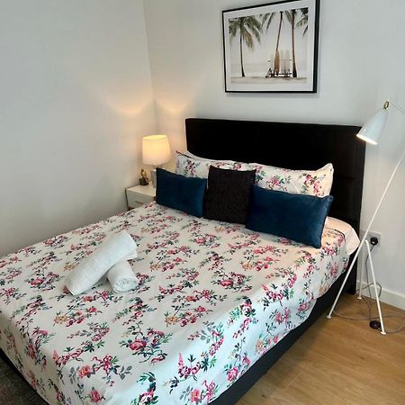 Spacious Urban Gem Apartment With Parking Bracknell Bagian luar foto