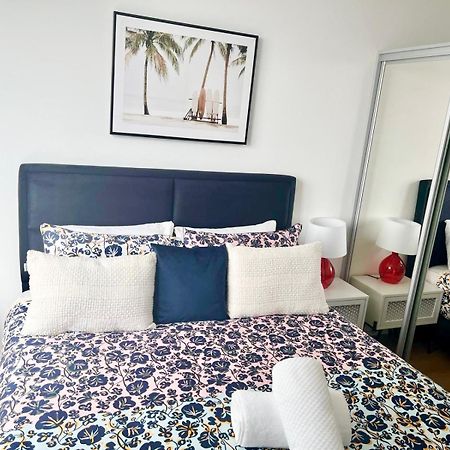 Spacious Urban Gem Apartment With Parking Bracknell Bagian luar foto