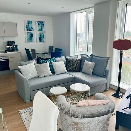 Spacious Urban Gem Apartment With Parking Bracknell Bagian luar foto