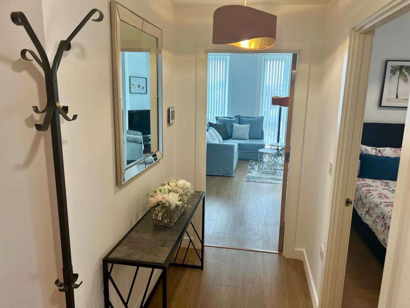 Spacious Urban Gem Apartment With Parking Bracknell Bagian luar foto