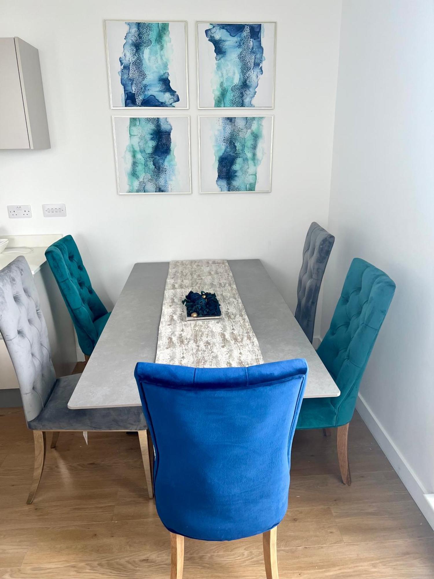 Spacious Urban Gem Apartment With Parking Bracknell Bagian luar foto
