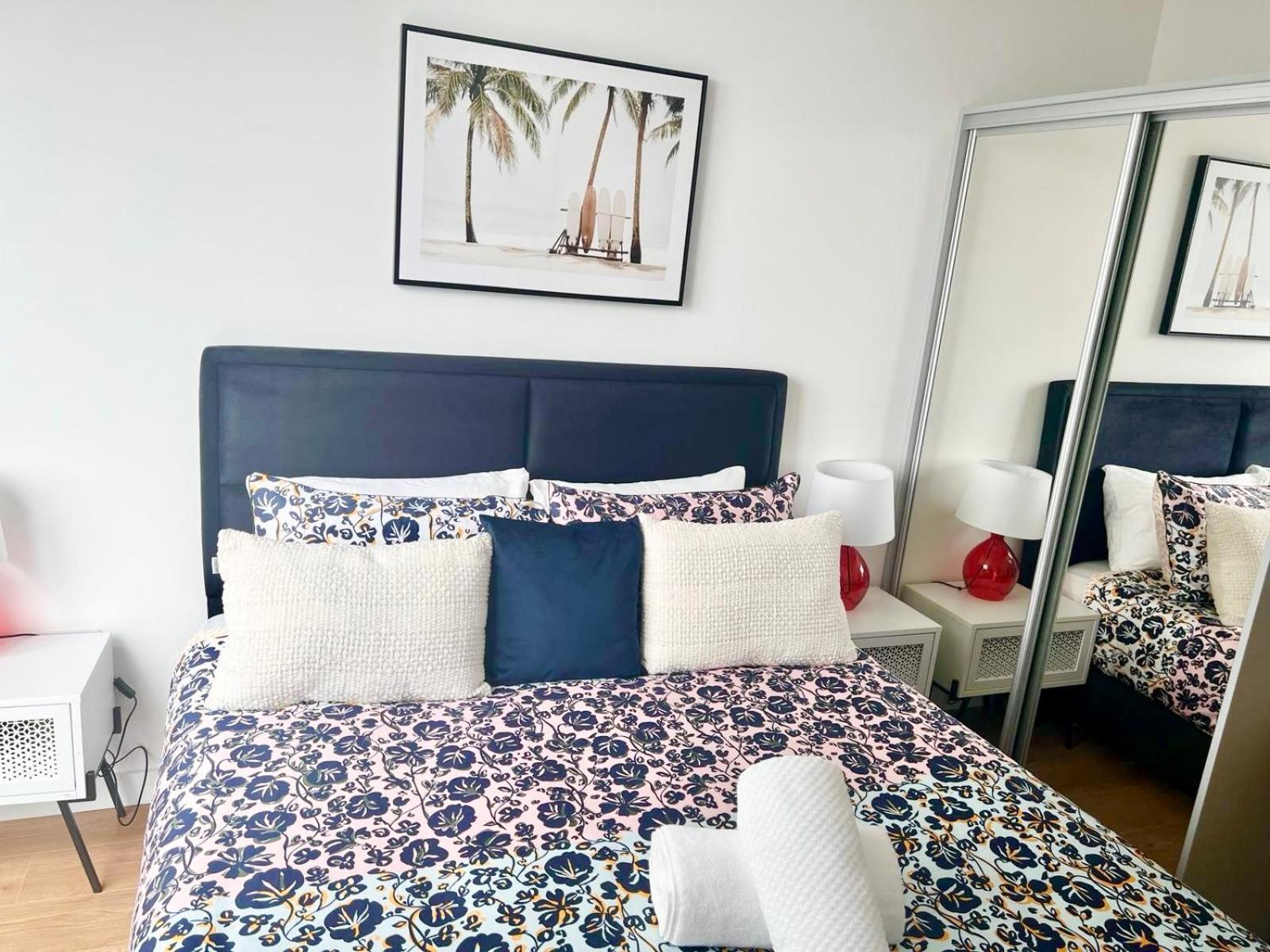 Spacious Urban Gem Apartment With Parking Bracknell Bagian luar foto