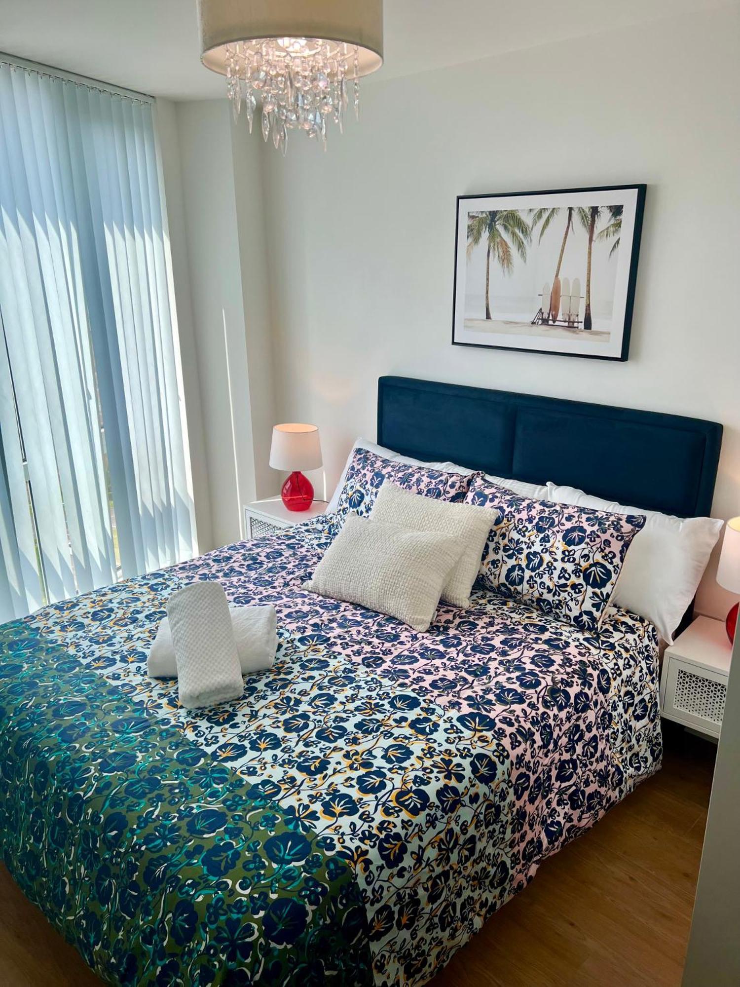 Spacious Urban Gem Apartment With Parking Bracknell Bagian luar foto