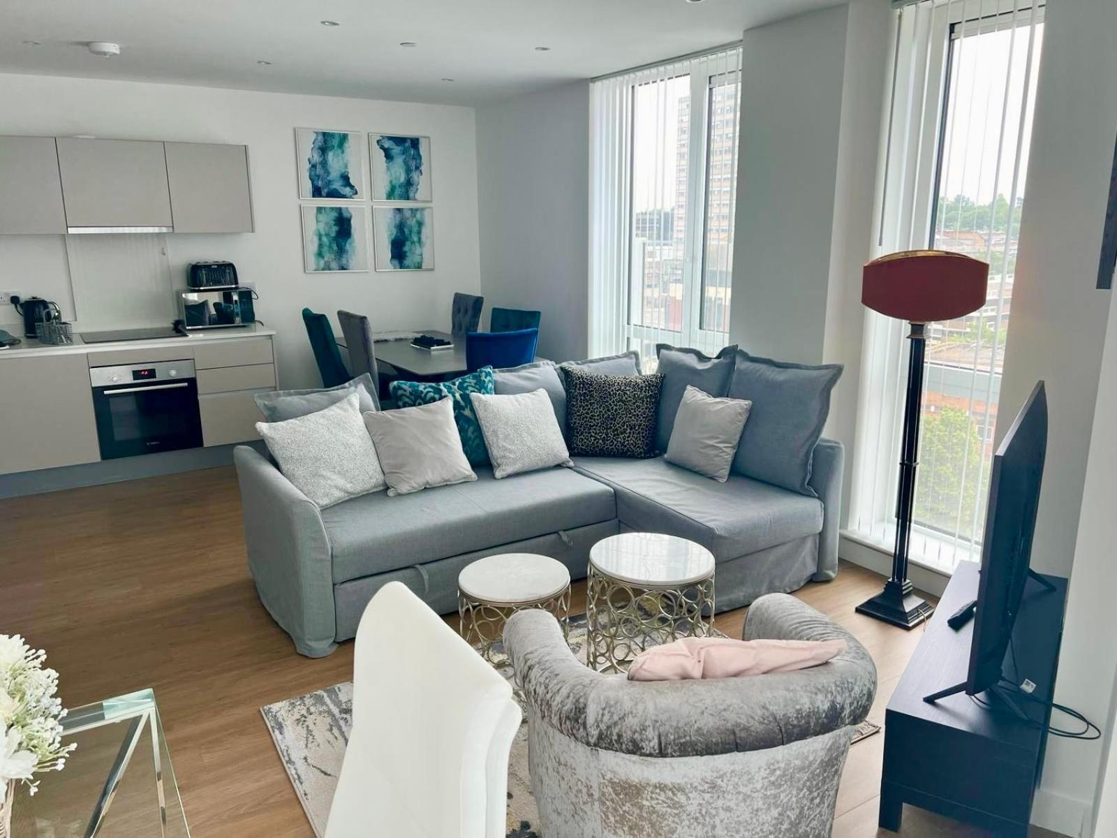 Spacious Urban Gem Apartment With Parking Bracknell Bagian luar foto